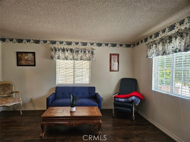 Detail Gallery Image 10 of 14 For 17441 Hiawatha St, Granada Hills,  CA 91344 - 5 Beds | 3 Baths