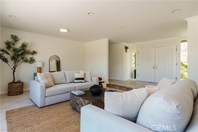 4935 Calvin Avenue, Tarzana CA: https://media.crmls.org/medias/5767fb3f-f414-4363-9c1d-e38266f26aed.jpg