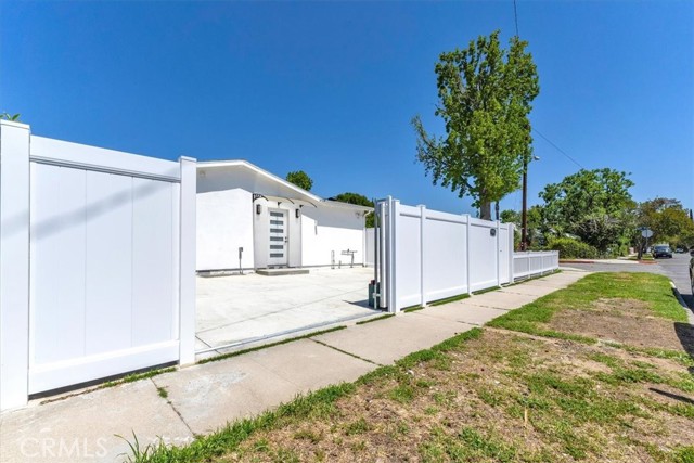7865 Chastain Avenue, Reseda CA: https://media.crmls.org/medias/5768fddc-4412-4e5d-aeb0-226282db2b79.jpg