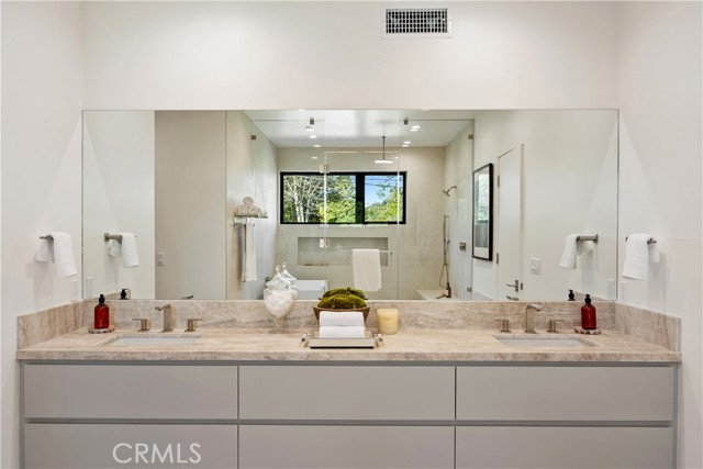 10840 Queensland, Los Angeles CA: https://media.crmls.org/medias/57694581-0c94-48f9-9cc8-29381f37e0a5.jpg