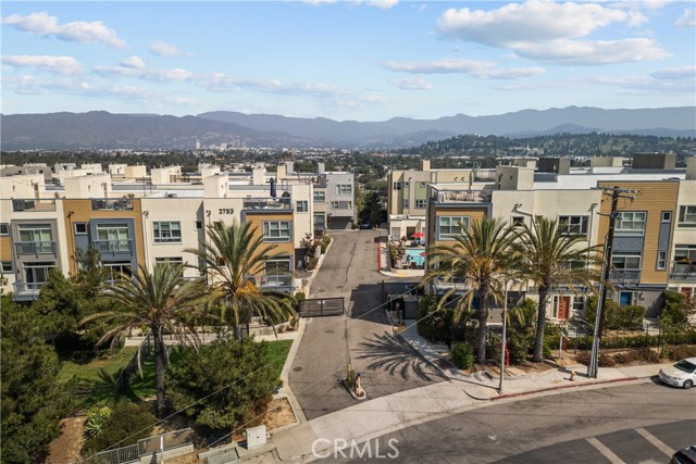 Detail Gallery Image 4 of 41 For 2753 Waverly Dr #705,  Los Angeles,  CA 90039 - 2 Beds | 3 Baths