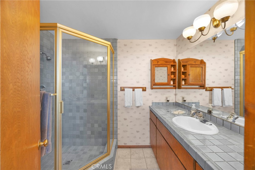 https://media.crmls.org/medias/576b176d-ca5e-4bd3-b70f-b4dd7b8fd44a.jpg?preset=X-Large