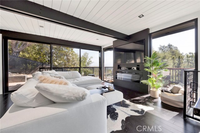 Detail Gallery Image 2 of 44 For 4009 Weslin Ave, Sherman Oaks,  CA 91423 - 3 Beds | 3 Baths