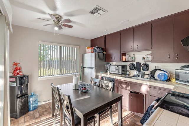 Detail Gallery Image 7 of 16 For 13250 Mohawk, Apple Valley,  CA 92308 - 7 Beds | 3 Baths