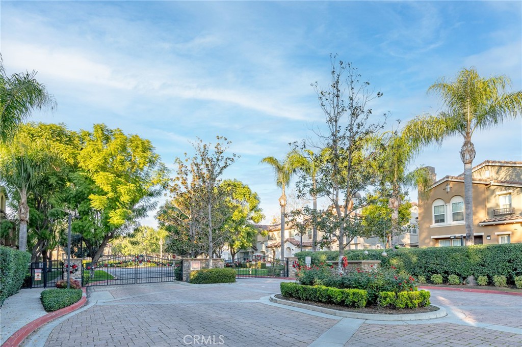 https://media.crmls.org/medias/576ca094-d23b-4494-9b8b-b52c8525b808.jpg?preset=X-Large