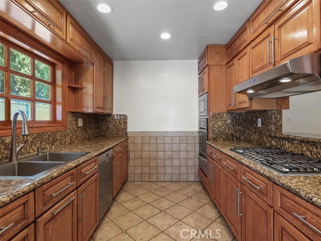 Detail Gallery Image 15 of 23 For 8501 Enfield Avenue, Northridge,  CA 90011 - 4 Beds | 2 Baths