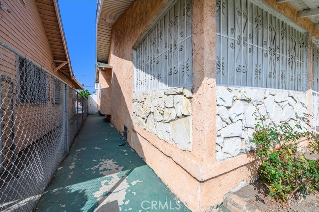 Detail Gallery Image 6 of 44 For 3439 6th Avenue, Los Angeles,  CA 90018 - 4 Beds | 1/1 Baths