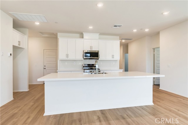 Detail Gallery Image 3 of 24 For 13739 Mesa View, Victorville,  CA 92392 - 4 Beds | 2 Baths