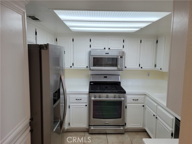 Detail Gallery Image 8 of 37 For 682 Azure Ln #1,  Corona,  CA 92879 - 3 Beds | 2 Baths