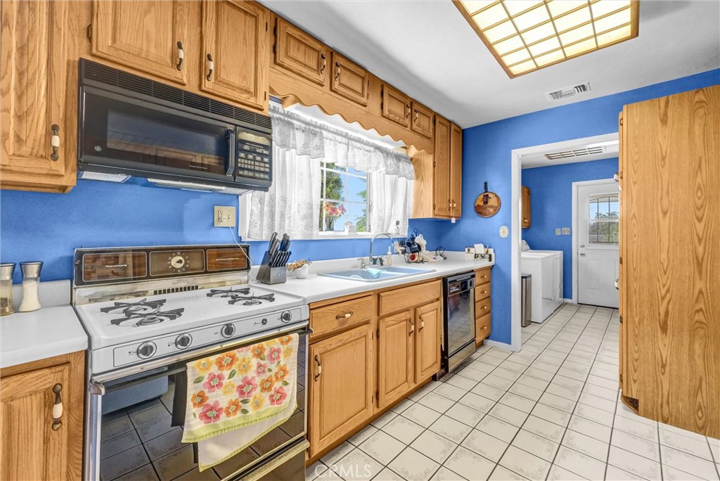 https://media.crmls.org/medias/5774819a-02e8-40a3-bed6-94e2931712d5.jpg?preset=X-Large