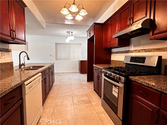 Detail Gallery Image 8 of 26 For 8927 Gloria Ave, North Hills,  CA 91343 - 3 Beds | 2 Baths