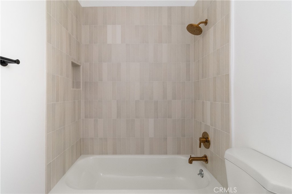 https://media.crmls.org/medias/577936f6-2ace-40d5-a85a-4fb1b7829ea3.jpg?preset=X-Large