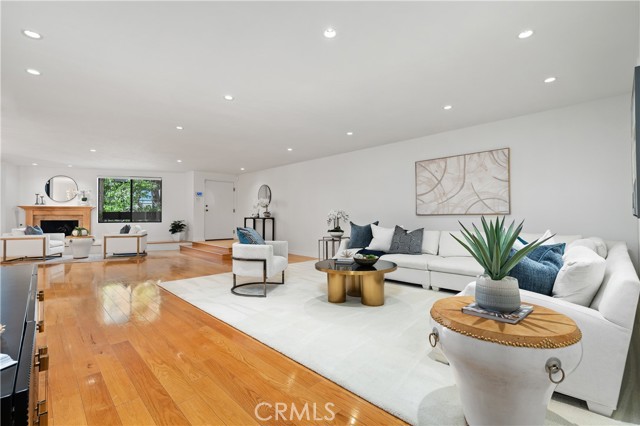 Detail Gallery Image 4 of 50 For 11687 Bellagio #12,  Los Angeles,  CA 90049 - 2 Beds | 2/1 Baths