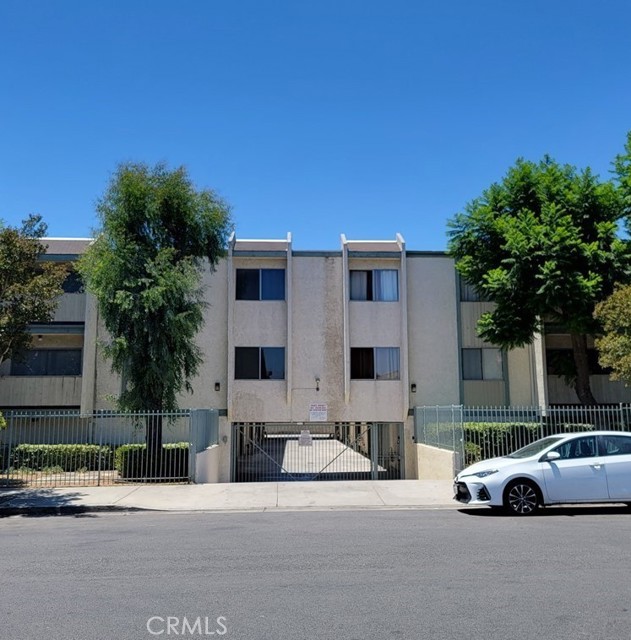 Detail Gallery Image 1 of 17 For 8801 Cedros Ave #11,  Panorama City,  CA 91402 - 2 Beds | 2/1 Baths