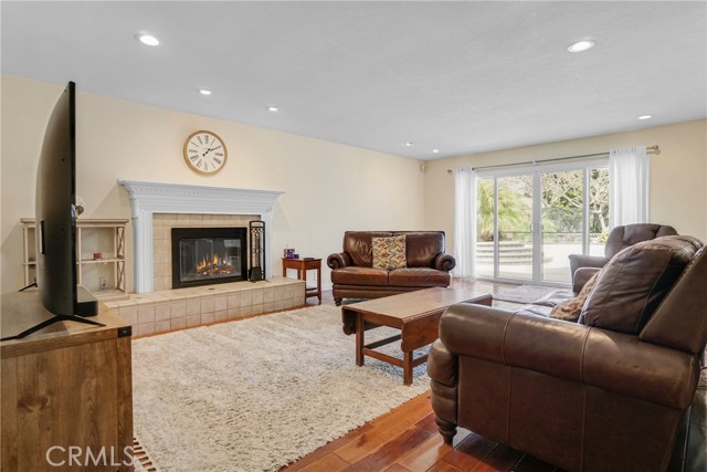 Detail Gallery Image 5 of 30 For 1681 Blueberry Way, Tustin,  CA 92780 - 5 Beds | 3 Baths