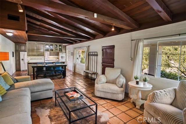 525 Bob Hope Drive, Burbank CA: https://media.crmls.org/medias/57843a44-2427-4d67-99d6-b77af74d1033.jpg