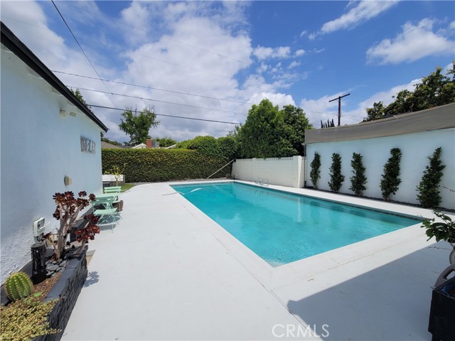 17557 Lemay Place, Lake Balboa CA: https://media.crmls.org/medias/57861b26-bcab-4c0f-b85c-5f7ccdc05a00.jpg