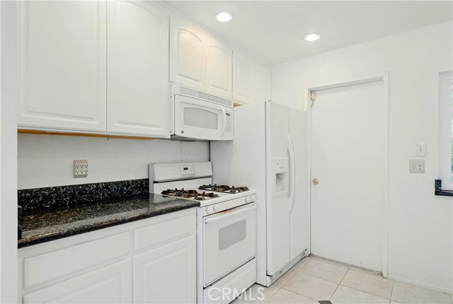 75 Willow Tree Lane, Irvine CA: https://media.crmls.org/medias/5786427f-623c-4673-add2-01d11754dab1.jpg