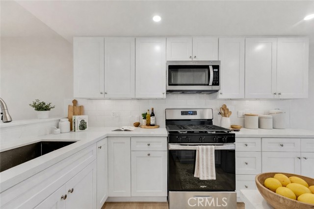 Detail Gallery Image 14 of 41 For 18423 Collins St a,  Tarzana,  CA 91356 - 2 Beds | 1/1 Baths