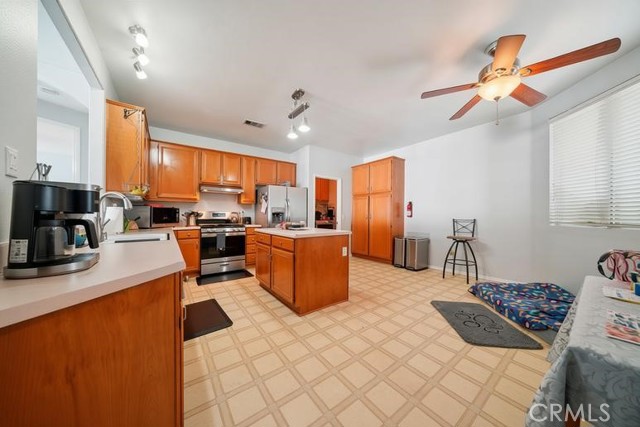 25266 Shady Creek Circle, Menifee CA: https://media.crmls.org/medias/578a03c6-72f9-4fc8-bd3d-68011d14c7e6.jpg