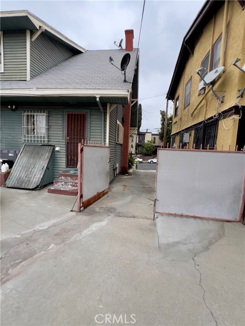 1830 Roosevelt Avenue, Los Angeles, California 90006, 3 Bedrooms Bedrooms, ,1 BathroomBathrooms,Single Family Residence,For Sale,Roosevelt,DW24113842