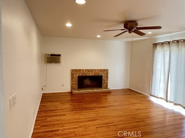 https://media.crmls.org/medias/578d7dfc-842c-4311-8e82-600b916a36a6.jpg?preset=X-Large