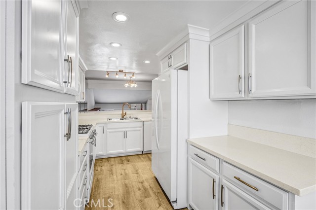 18403 Collins Street, Tarzana CA: https://media.crmls.org/medias/578d9ab2-5a98-4a62-98e8-b87144fe17a2.jpg