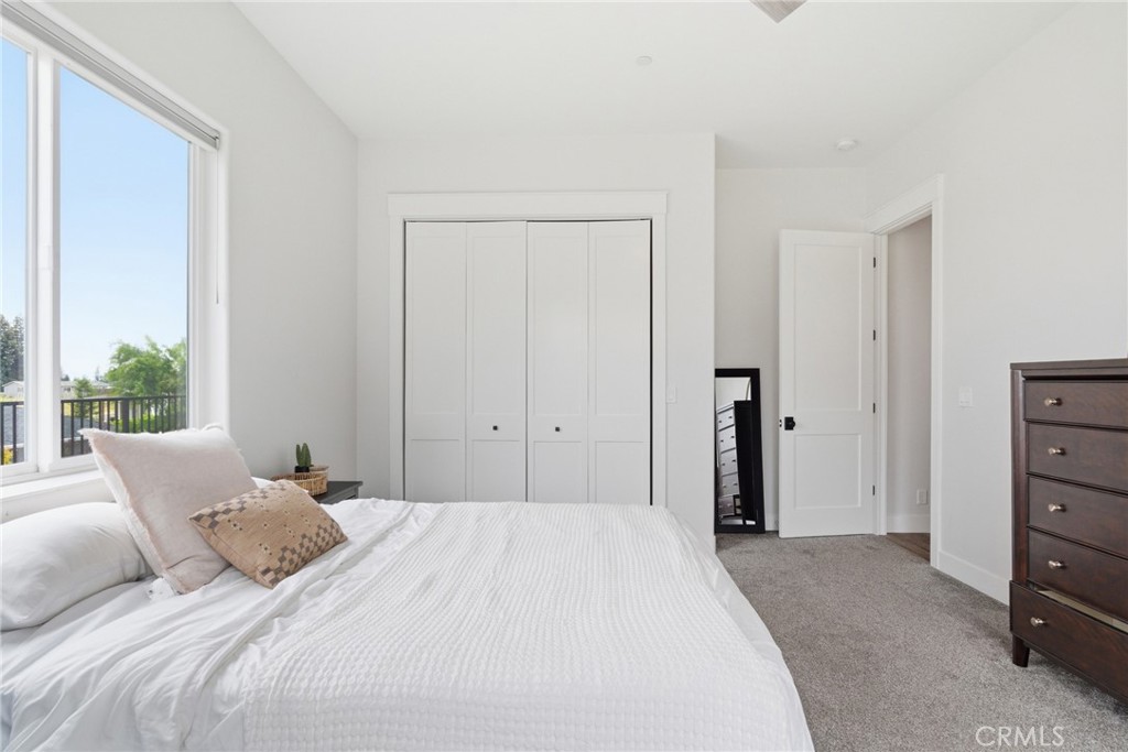 https://media.crmls.org/medias/578e4ebd-1bff-4b45-aa89-f3fd6abbc96b.jpg?preset=X-Large