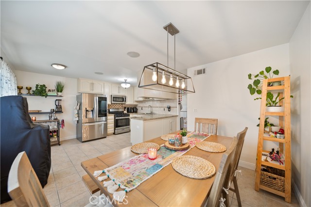 Detail Gallery Image 13 of 47 For 19950 Sherman Way Unit a a,  Winnetka,  CA 91306 - 3 Beds | 4 Baths