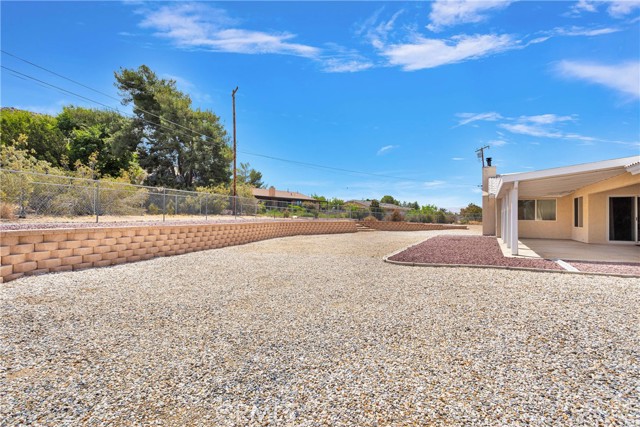 19410 Allegheny Court, Apple Valley CA: https://media.crmls.org/medias/578f09a2-e2a2-48b4-a61c-97a4a1095810.jpg