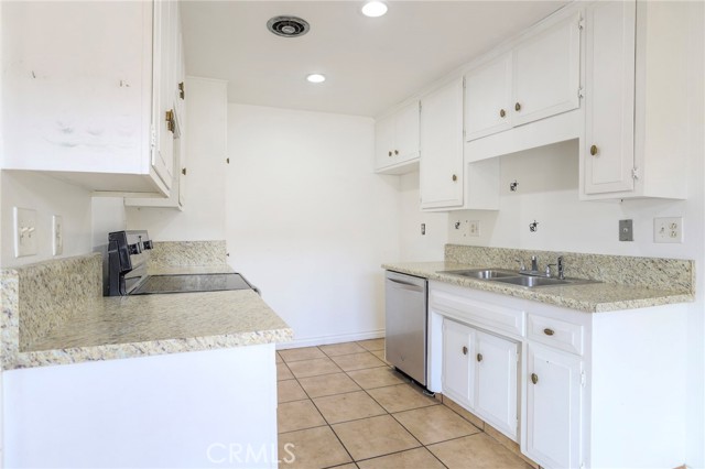 Detail Gallery Image 2 of 17 For 15500 Tustin Village Way #97,  Tustin,  CA 92780 - 3 Beds | 1/1 Baths
