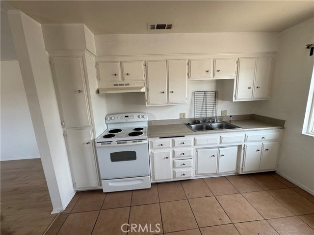 1215 W Oakland Avenue, Hemet CA: https://media.crmls.org/medias/579167e6-e90f-4fcd-9f81-ddda6dec2e25.jpg