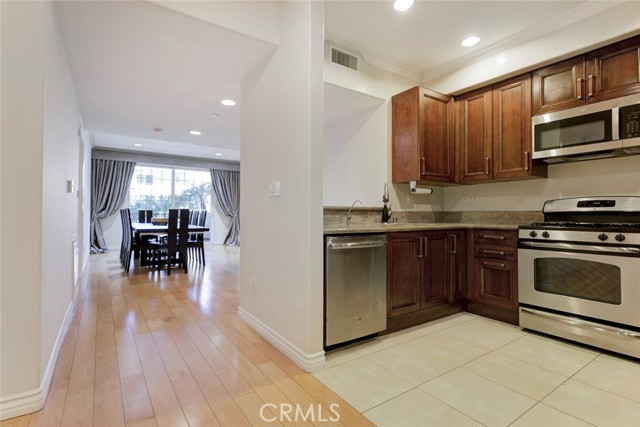 Detail Gallery Image 8 of 32 For 556 E Palm Ave #102,  Burbank,  CA 91501 - 3 Beds | 3 Baths