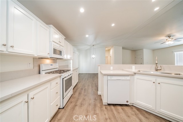 1573 Smoke Tree Road, Pinon Hills CA: https://media.crmls.org/medias/57939d49-1864-4365-bc61-411fd9e02420.jpg