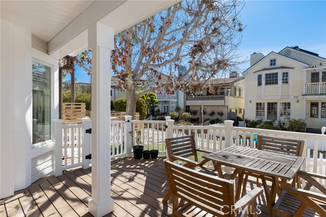 Detail Gallery Image 8 of 52 For 337 10th, Manhattan Beach,  CA 90266 - 5 Beds | 3/1 Baths