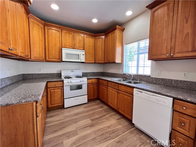 Detail Gallery Image 8 of 25 For 16558 Paine St #7,  Fontana,  CA 92336 - 3 Beds | 2/1 Baths