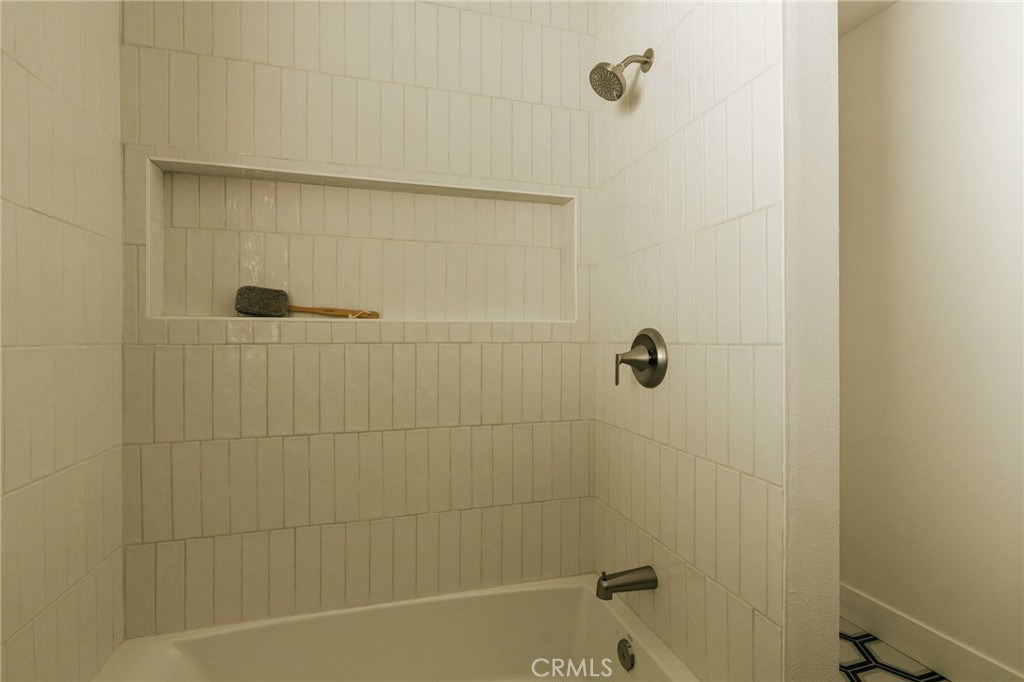 https://media.crmls.org/medias/5795e9af-5e28-41ff-97a5-c549f77bf541.jpg?preset=X-Large
