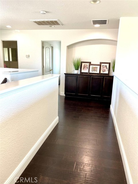Detail Gallery Image 5 of 27 For 2001 Sola Ct, Atwater,  CA 95301 - 5 Beds | 3/1 Baths