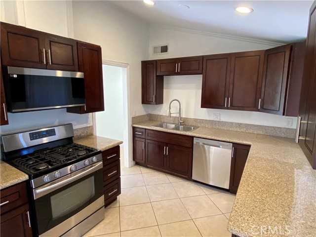 Detail Gallery Image 7 of 21 For 19137 Pleasantdale, Canyon Country,  CA 91351 - 4 Beds | 2 Baths