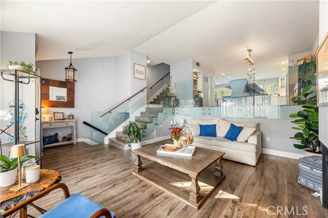 Detail Gallery Image 6 of 52 For 18146 Oxnard #48,  Tarzana,  CA 91356 - 3 Beds | 2/1 Baths