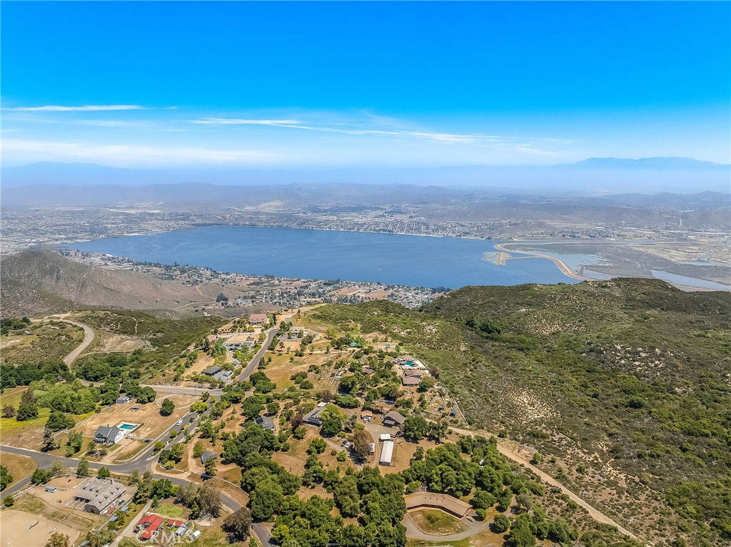 https://media.crmls.org/medias/579a9e96-2739-431b-a08f-77a985a058d6.jpg?preset=X-Large