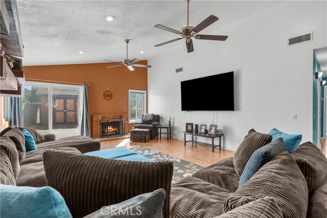 Detail Gallery Image 6 of 40 For 23034 Willow View Cir, Valencia,  CA 91354 - 4 Beds | 2 Baths