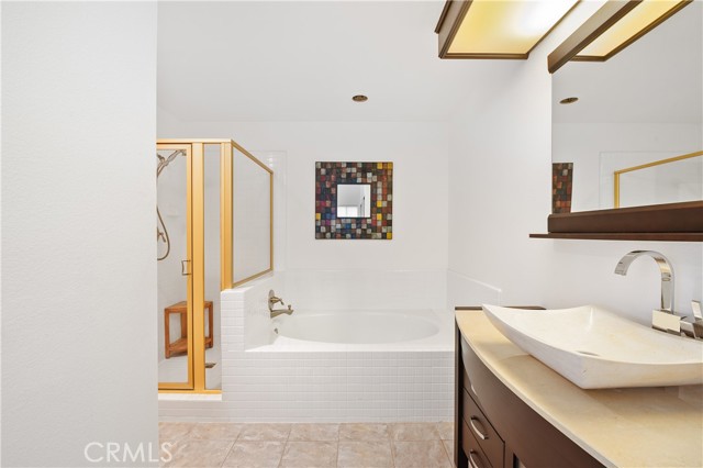 Downstairs bedroom en suite bathroom