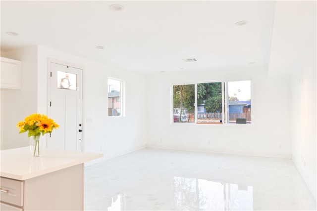 Detail Gallery Image 2 of 16 For 14614 Vanowen, Van Nuys,  CA 91405 - 4 Beds | 5 Baths