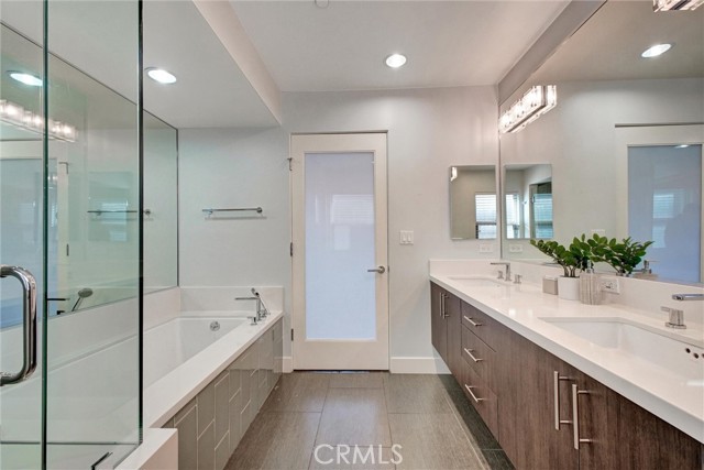 11023 Fruitland Drive # 304, Studio City (los Angeles), California 91604, 3 Bedrooms Bedrooms, ,2 BathroomsBathrooms,Residential,For Sale,11023 Fruitland Drive # 304,CRSR25003571