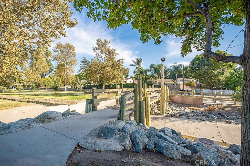 https://media.crmls.org/medias/57aaae87-544d-46b7-923d-664b6350e8a2.jpg?preset=X-Large