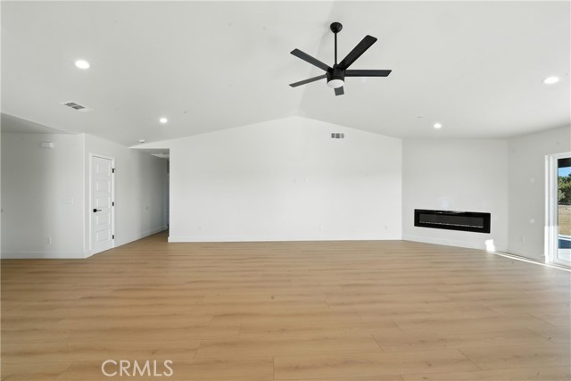 15658 Wells Fargo Street, Hesperia CA: https://media.crmls.org/medias/57abdb21-2b73-42b0-90a2-087d39d5fe9a.jpg