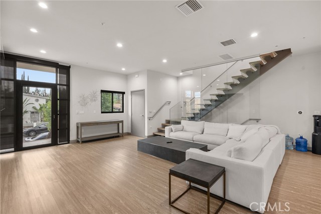 Detail Gallery Image 8 of 37 For 18703 Redwing St, Tarzana,  CA 91356 - 3 Beds | 2/1 Baths