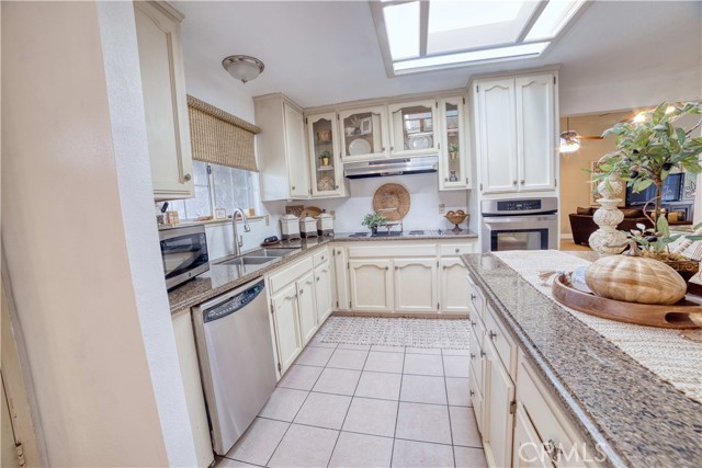 Detail Gallery Image 4 of 33 For 4630 N Lorna, Fresno,  CA 93705 - 3 Beds | 2 Baths