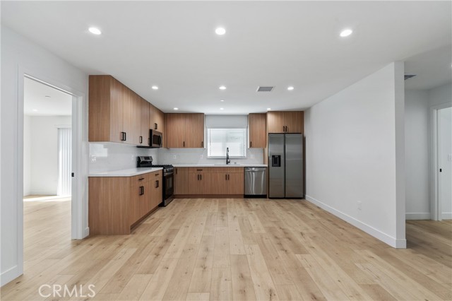 Detail Gallery Image 7 of 20 For 11140 Woodley Ave #1/2,  Granada Hills,  CA 91344 - 3 Beds | 2 Baths